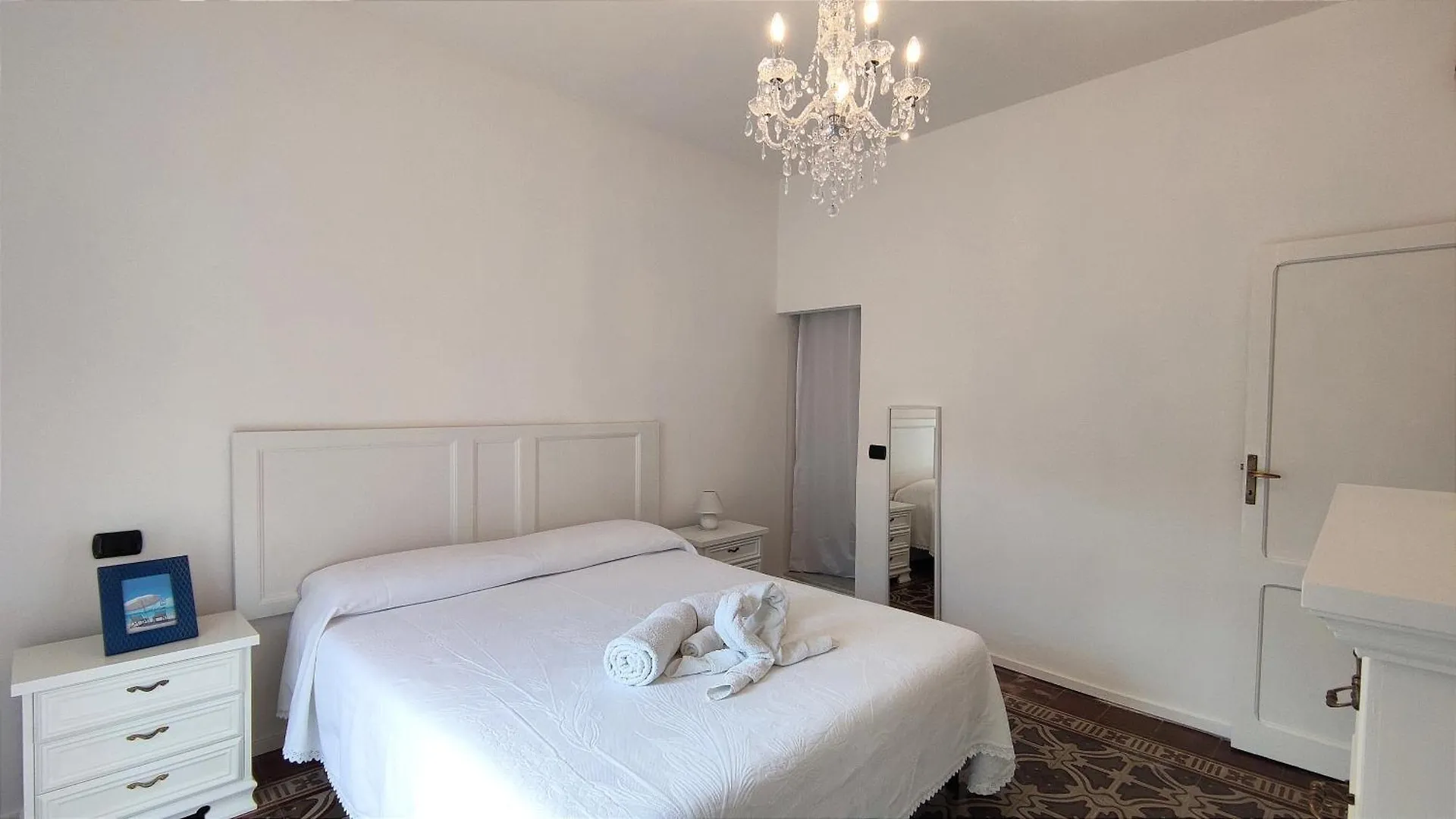 Апартаменты Tra I Tetti Del Borgo Чефалу